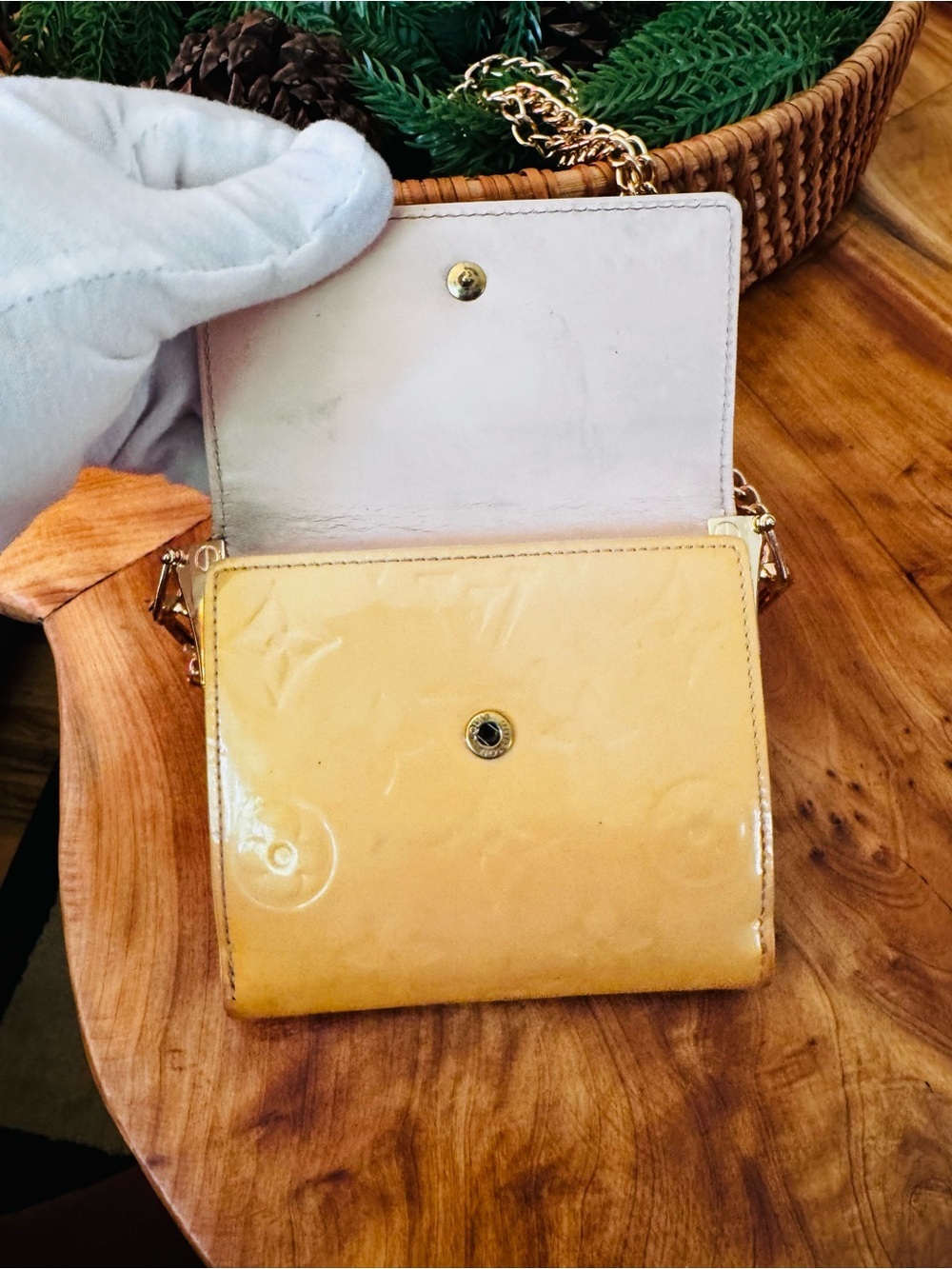 Just in Louis Vuitton
LV Monogram Vernis Patent Leather Elise Wallet converted - Picture 7 of 16